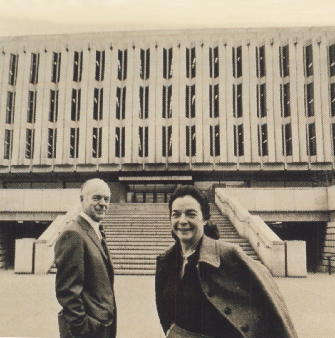 Henry and Elsie Hillman in front of Hillman Library at 1968 dedication.